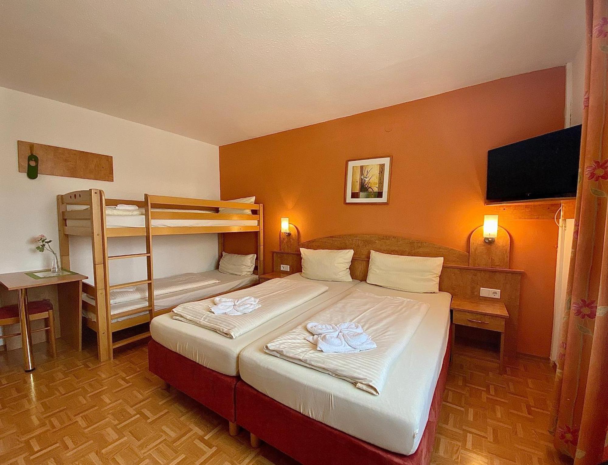 Hotel Gasthof Rose กุนซ์บวร์ก ภายนอก รูปภาพ